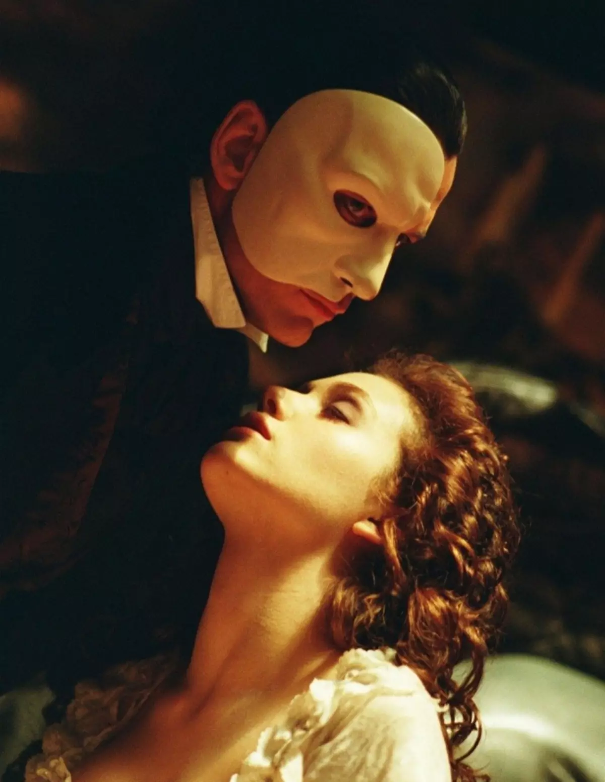 Yn 'e "Ghost Opera" hat de akteur ek syn poerbêste fokale gegevens oantoand.