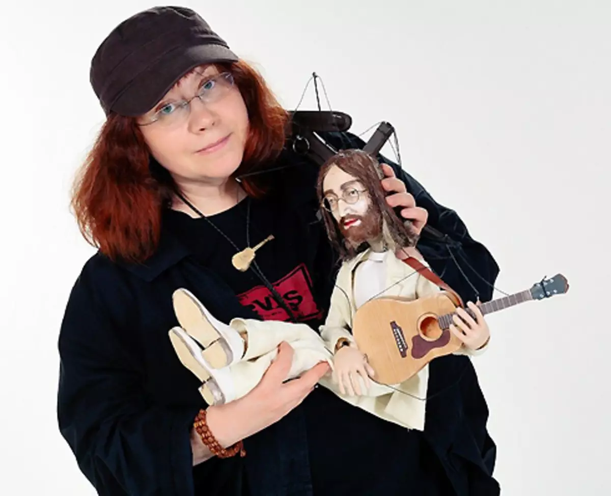 John Lennon - la gvidanto de la marioneta rokmuziko