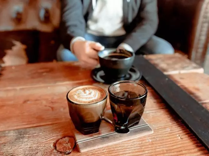 Pague pelo café - bastante uma tarefa para um homem