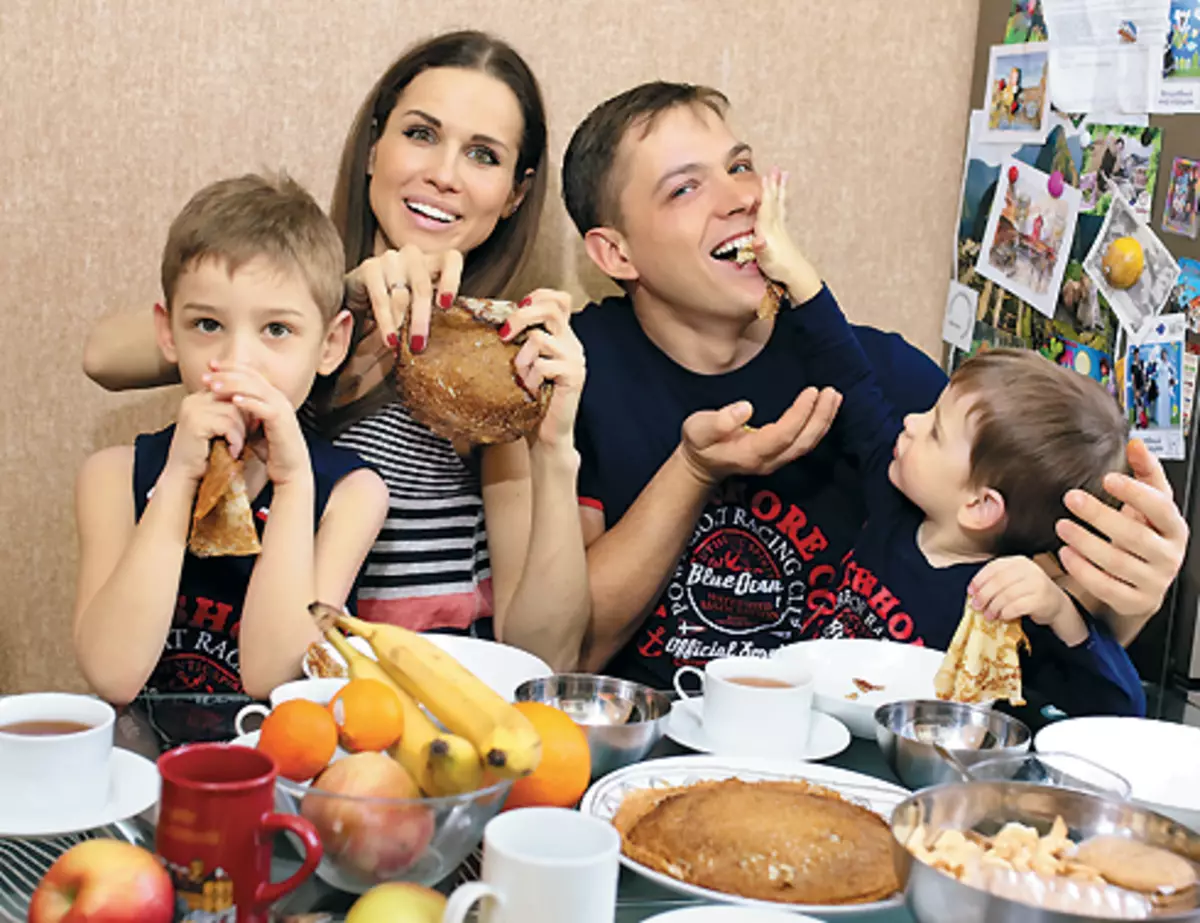 Natalia lesnikovskaya mit ihrem Ehemann Ivan und Kindern Egor (links) und marke maslenitsa
