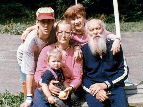 Met ouders, grootmoeder van de rivier Yakovleva en grootvader Weanovich Yanovich in het vakantiehuis, 1991. Foto: Persoonlijk archief Anna Noborjskaya.