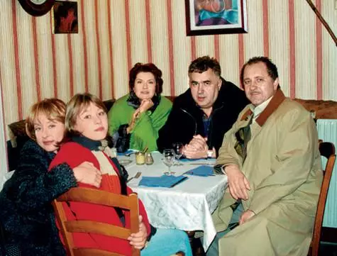 Anna miaraka amin'ny mpiara-miasa amin'ny andiany "Dasha Vasilyeva" Larisa Udovichenko, Veria nosoratan'i Sotnikova, Vladimir Terchat sy Stas Sadalsky, 2003. Sary: ny tahiry manokana Anna noborjskaya.