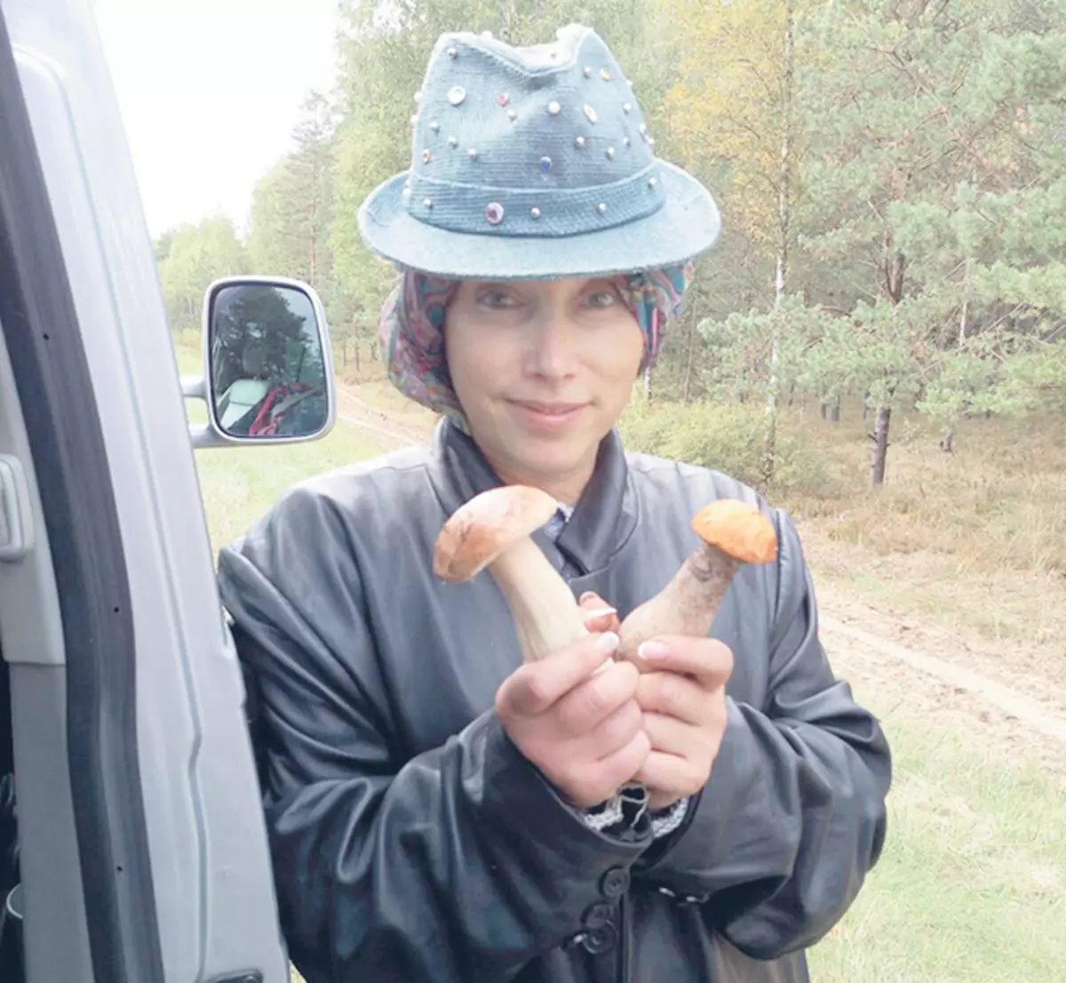 Čak iu planinarskim uvjetima, Elena Sparrow se ne odbija užitak stavljanja na moderan šešir, koji jasno dodjeljuje domaćicu među ostalima gljiva
