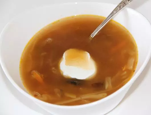 Madlavning lean suppe på champignon bouillon