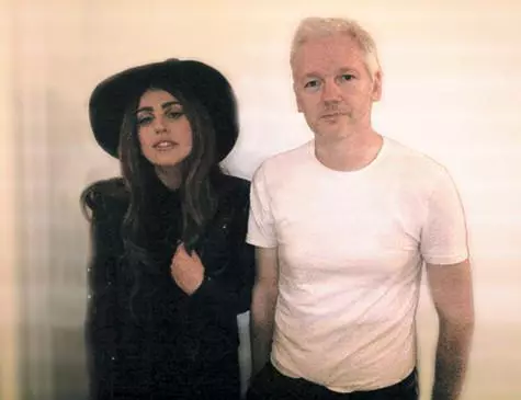 Lady Gaga koos Julian Assange. Foto: Twitter.com.