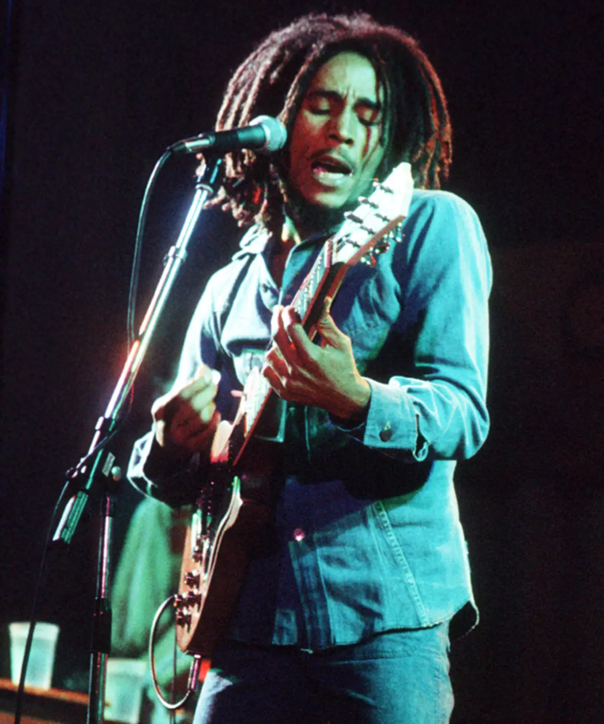 Boba Marley ne povus nomiĝi bela, sed virinoj estis frenezaj pri li