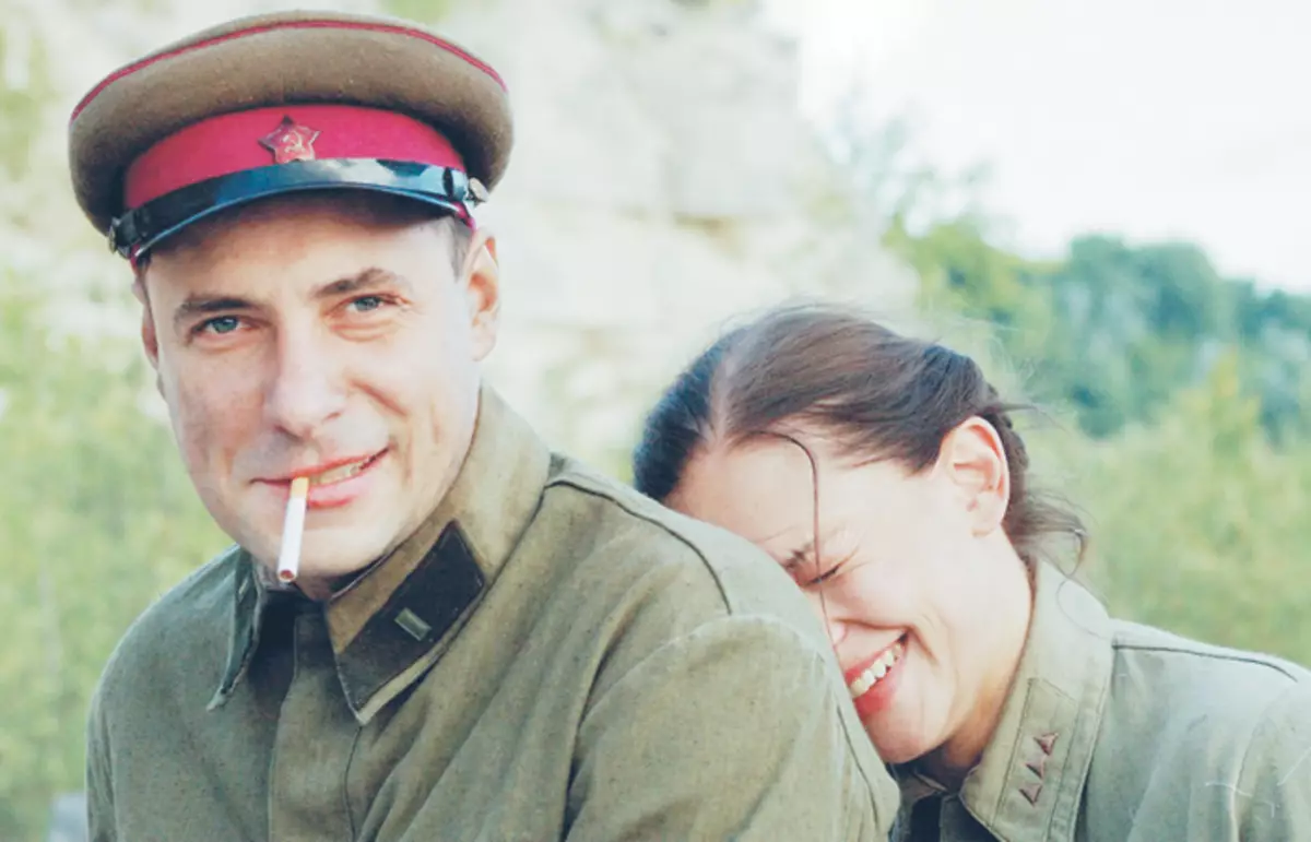 In de film "Battle for Sevastopol" was de partner van Yulia Peresilde op de set Yevgeny Tsyganov. Na het invoeren van de foto op de schermen, verscheen geruchten over de roman tussen collega's