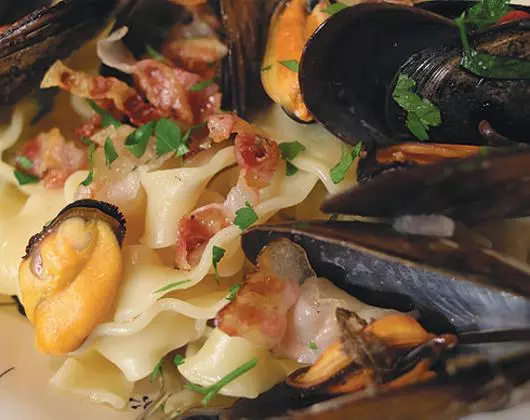 વિચિત્ર: સીડર સોસ હેઠળ Mussels સાથે Macaroni