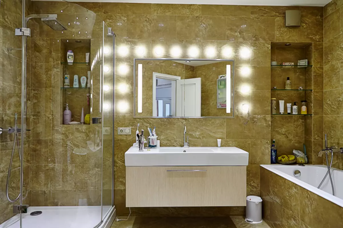 La salle de bain Caramel-beige se distingue dans une solution de couleur: elle est fabriquée dans des couleurs chaudes, voici une tuile sous une pierre naturelle