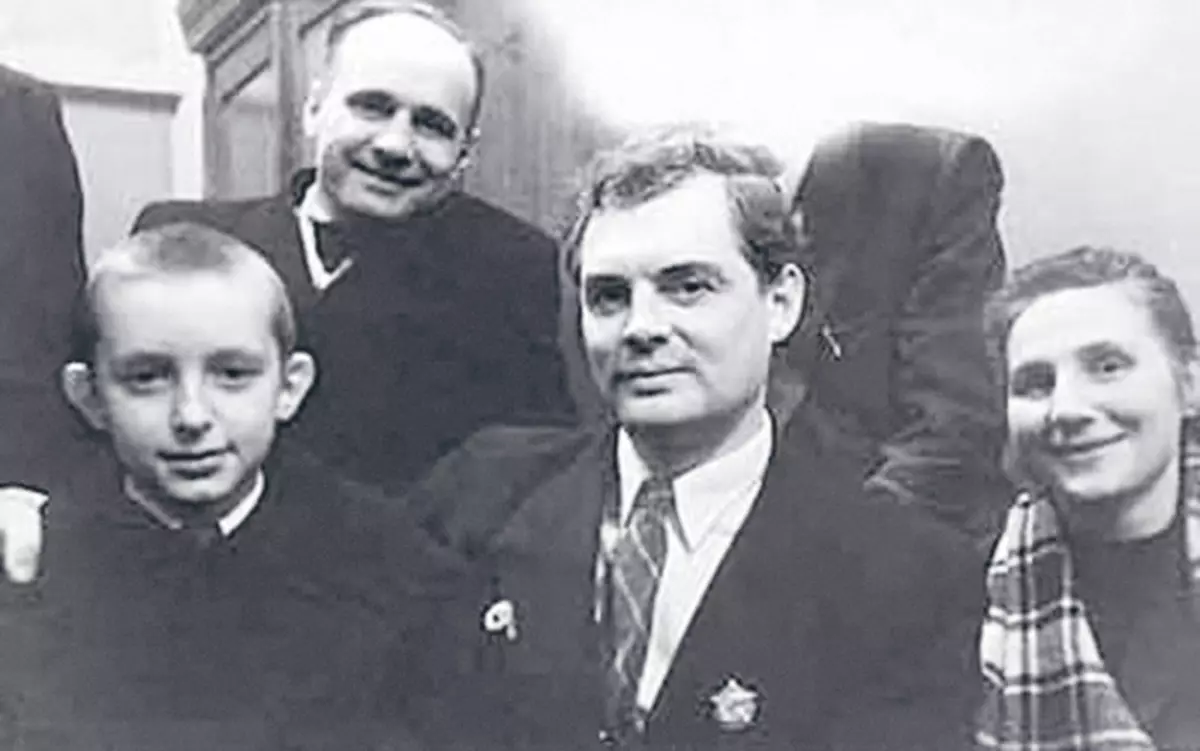 彼得 - Pavel Kadamekhov和Natalia的父親，繼續他的家庭表演王朝