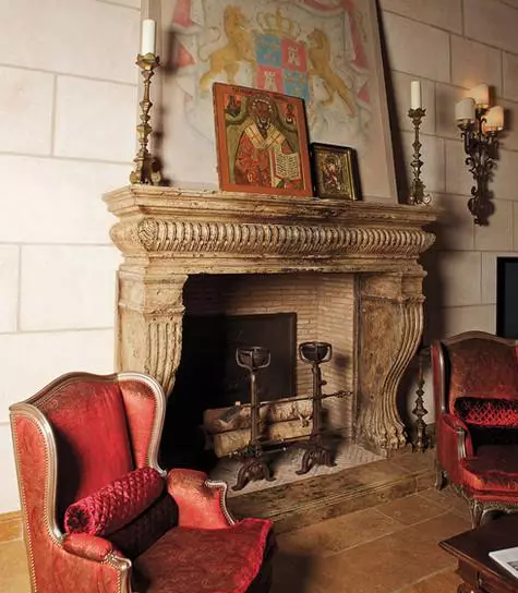 Fireplace - the heart of the house. Here begin incessing conversations and romantic evenings. Photo: Sergey Kozlovsky.