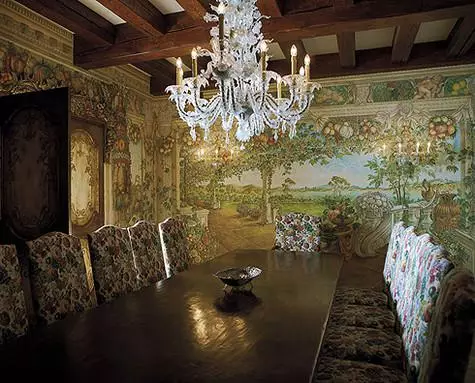 El motiu general de l'interior: frescos meravellosos. Aquesta és l'obra de l'artista rus. Va pintar la tauleta sobre paisatges italians. Foto: Sergey Kozlovsky.
