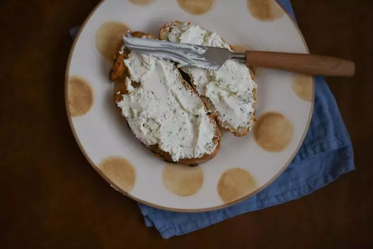Після зберігання в морозильнику сир перестає бути кремоподібним