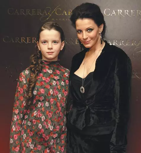 Evgenia Kryukov mang con gái của mình. Khi Dunya 10 tuổi xuất hiện cùng với mẹ, trong hội trường, họ trông bú, mọc một sự thay đổi xứng đáng của nữ diễn viên. Ảnh: Gennady Avramenko.