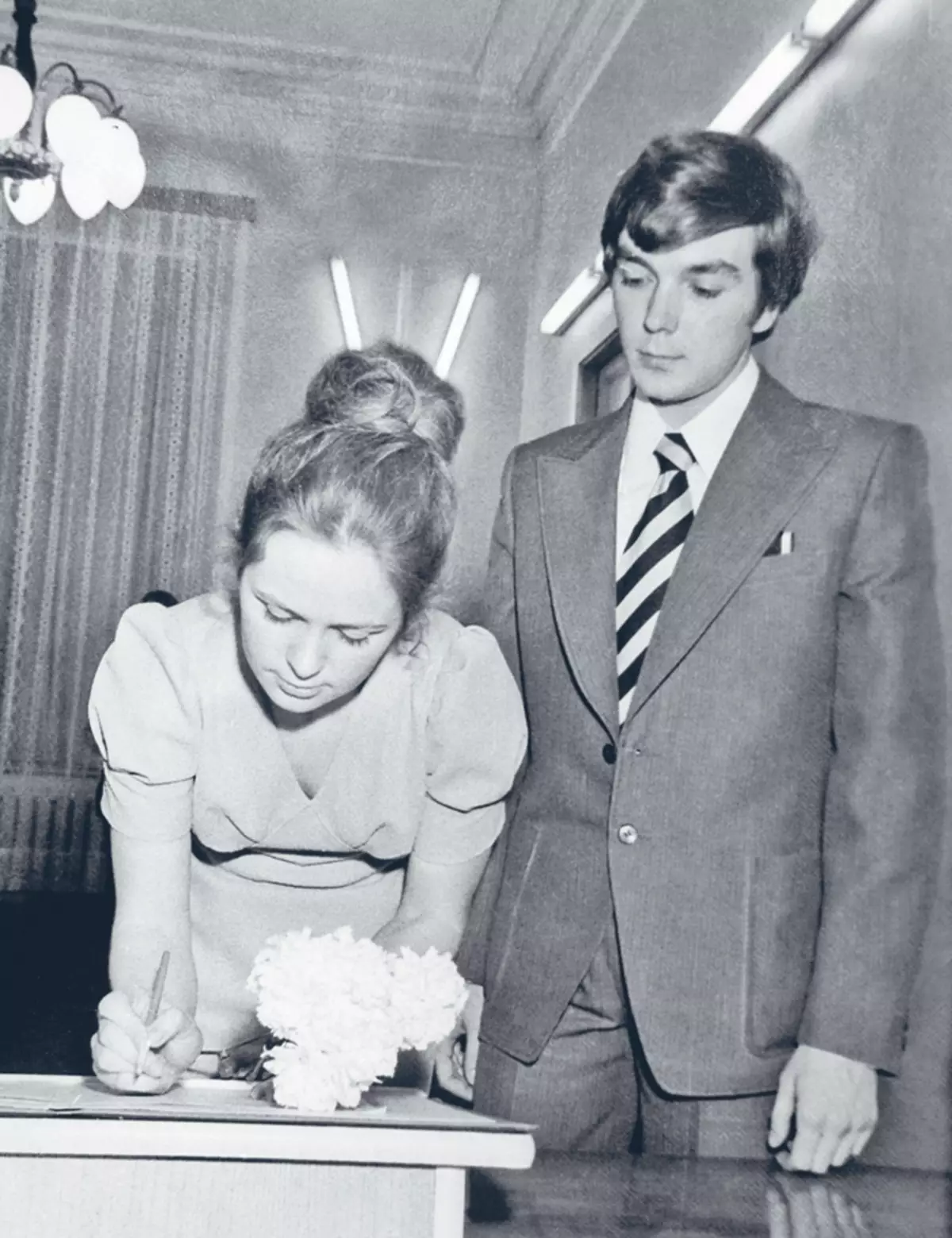 Yuri og Eleanor møtte flere tenåringer, og hennes mann og kone ble våren 1975