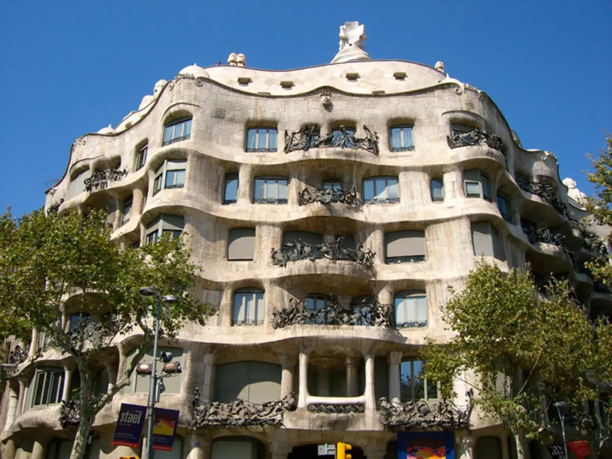 Den sista bostadsbyggnaden av Gaudi är Mila House