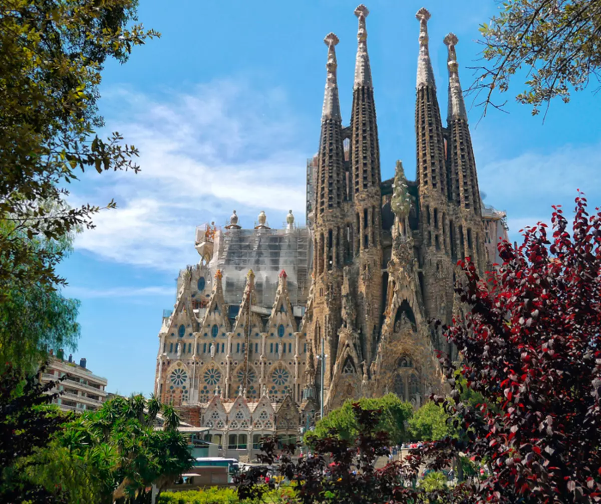 A principal creación de Gaudi é a catedral inacabada da Sagrada
