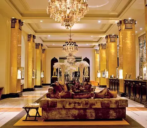 ギリシャの彫刻とコリントの首都、黒と金のコントラストはホテルのロビーで特別な雰囲気を作ります。写真：トップシグ様マテリアル