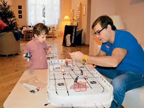 Son més jove estima els jocs infantils en què jugar amb pare. Foto: Arxiu personal d'Anna Bashichova.