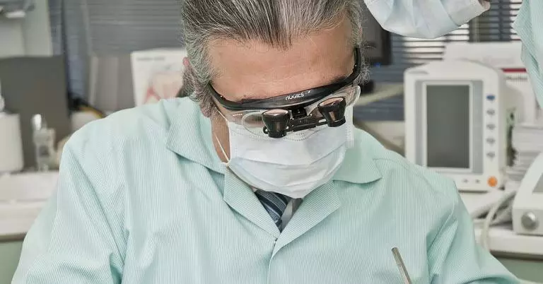 Trattamento dei denti carie in odontoiatria