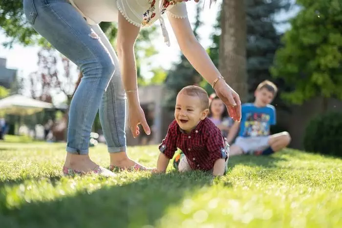 Neleiskite sau išmesti kitų žmonių vaikų.