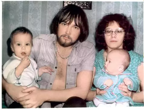 Andrei (auf dem Foto - links) und Alexey (e) mit Eltern. Die Jungs haben ihren Vater früh verloren, eine Mutter brachte sie auf. Foto: Persönliches Archiv von Andrei Chadov.