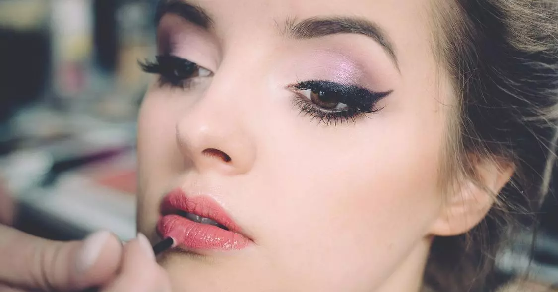 10+ bliain: 5 earráid makeup nach n-athraíonn tú