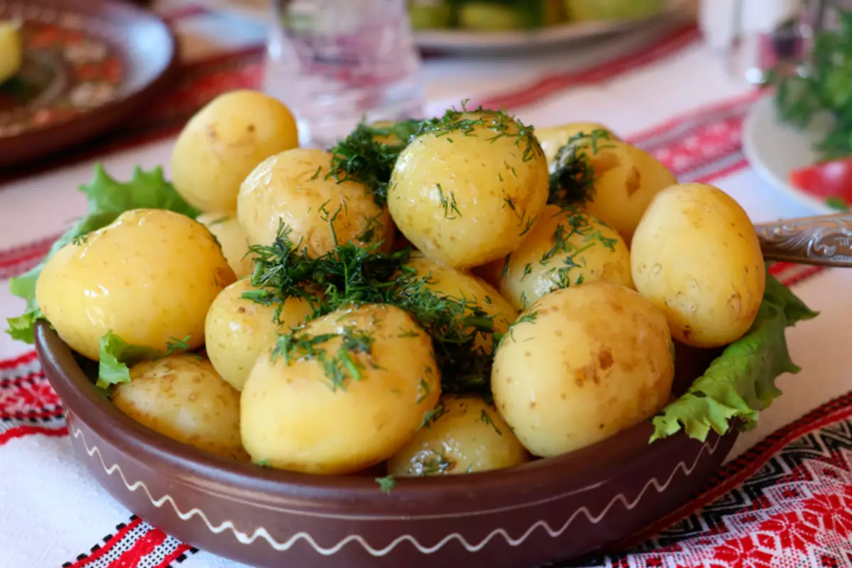 Jonge aardappel in een langzaam kooktoestel