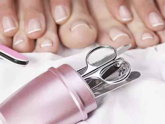 Ukeneye Knusles: Hitamo manicure