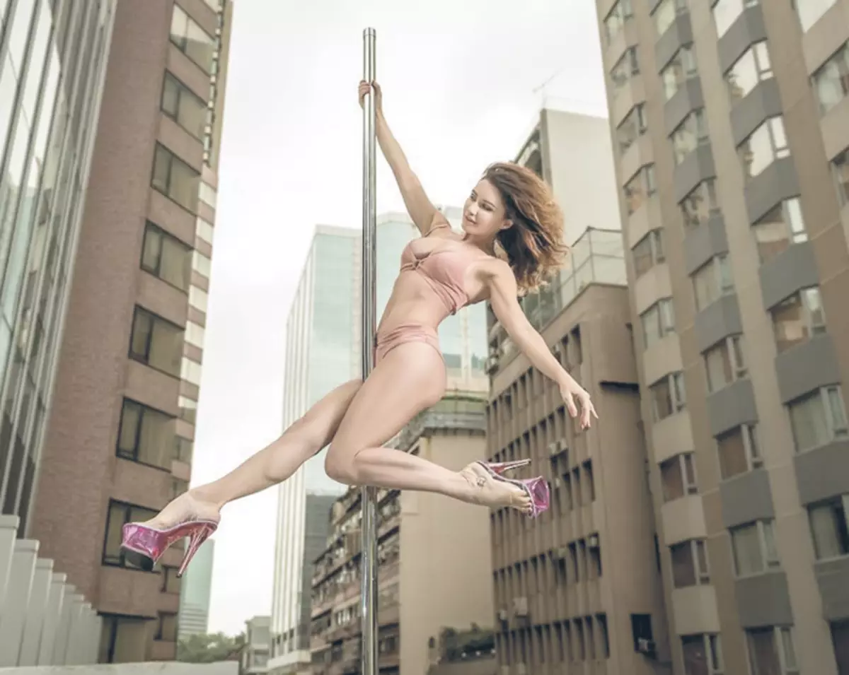 Trick sa pylon, acrobatics, stretching muscles steel para sa actress perpektong anyo ng pisikal na aktibidad