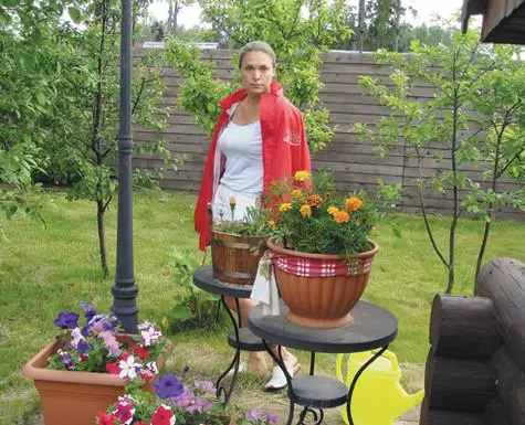 Marina Mogilevskaya woon buite die stad en bring graag skoonheid op die plot: plaas blombeddings en groei groente. Foto: Persoonlike Argief Aktrise.
