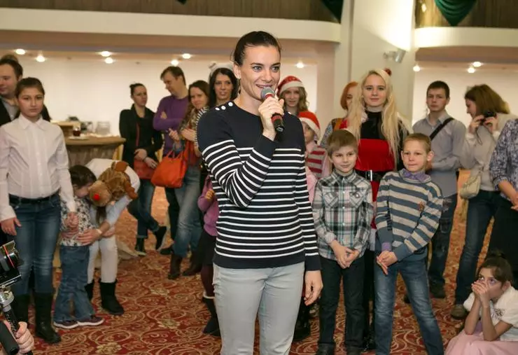 Elena Isinbaeva at Coca-Cola Russia Magbigay ng mga Bata Para sa Bagong Taon Sports Grounds