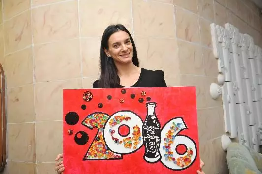 Елена ISINBAAVA ва Coca-Cola Русия ба кӯдакон барои соли нав барои майдонҳои варзишӣ медиҳад 28574_1