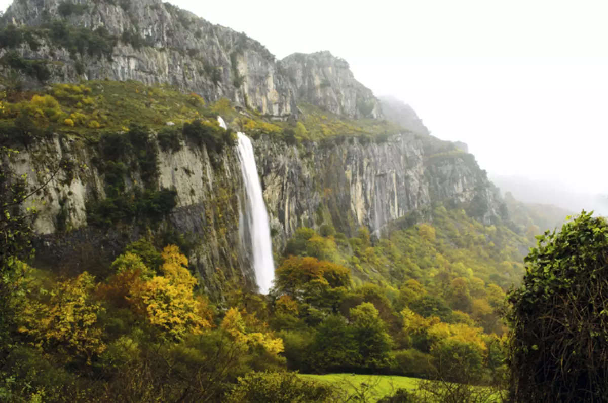 Nel parco nazionale, del ANCE è la cascata più alta della regione