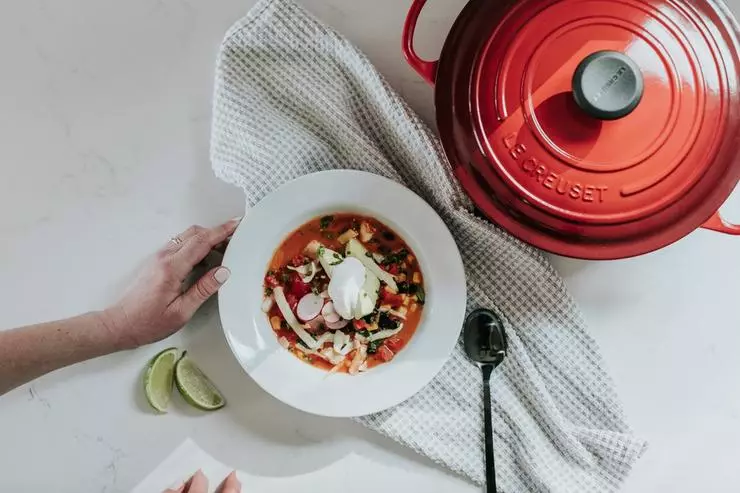 Essen Sie scharfe Gerichte mit Eisgetränken