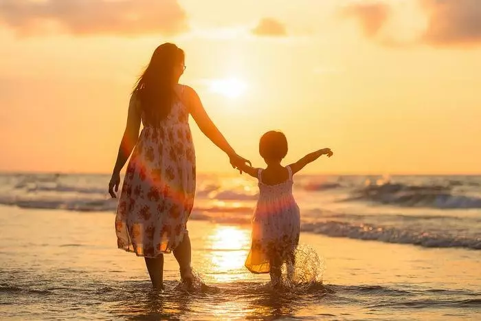 Notez qu'il y a toujours beaucoup d'enfants sur la plage de la ville