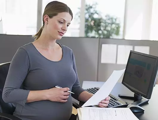妊娠中の女性の解雇：雇用者の答えを求める方法