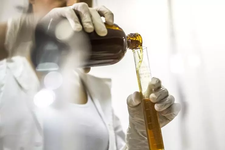 Chemiker arbeiten an der Erstellung sicherer Formeln - Creme kann nicht in die Dermis eindringen