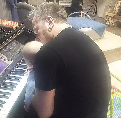 ვლადიმირ Presnyakov უკვე ასწავლის ხუთი თვის არტემს მუსიკას. ფოტო: Instagram.com/nataliapodolskaya.