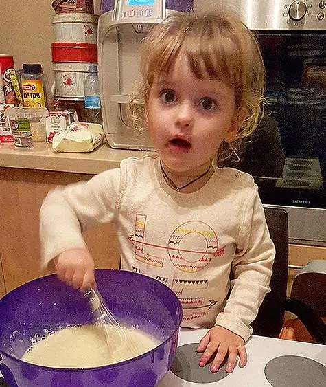 Постарата ќерка на Антон и Вики Макарски веќе се печат палачинки. Фото: Instagram.com/makarskie.