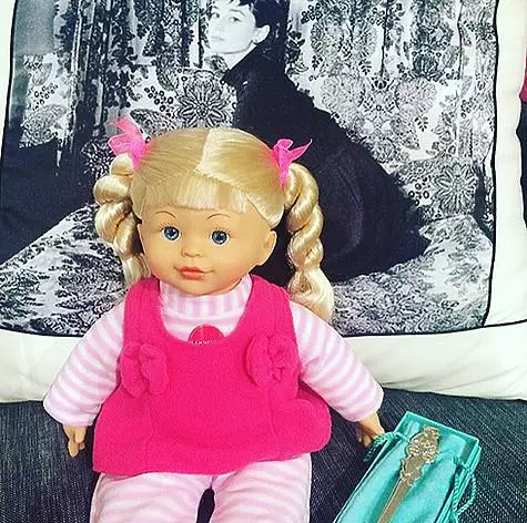 Ta lalka wyprodukowała takie silne wrażenie na dziecku, że Sofia wypowieł swoje pierwsze słowo. Zdjęcie: Instagram.com/pawelvolyaOfficial.
