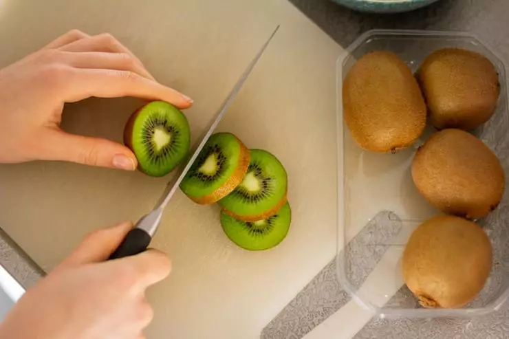 Mănâncă fructe kiwi înainte de culcare