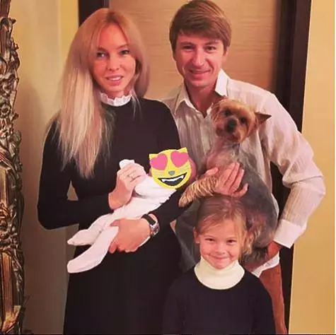 Tatiana com um recém-nascido Michel, Alexey com o Yokshire Terrier Varai e Lisa de 6 anos. Foto: Instagram.com/alexei.yagudin/
