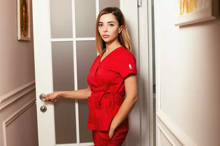 Surgeon plastîk Madina Bayramukova