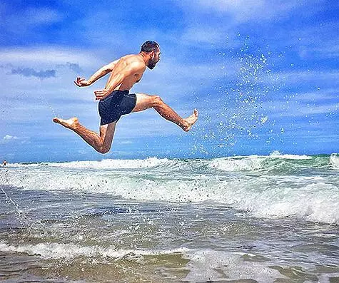 Andrei Pozhnikov's Tefreden is yn Miami is ree om alle haaien út it lok te fersprieden. Foto: Instagram.com/biedniakov.