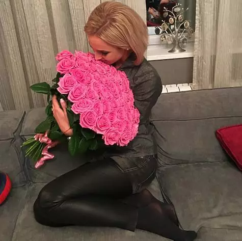 یہ گلدستے نے اپنے محبوب بوزوف کل تاراسوف کو خوش کیا تھا. تصویر: Instagram.com/Buzova86.