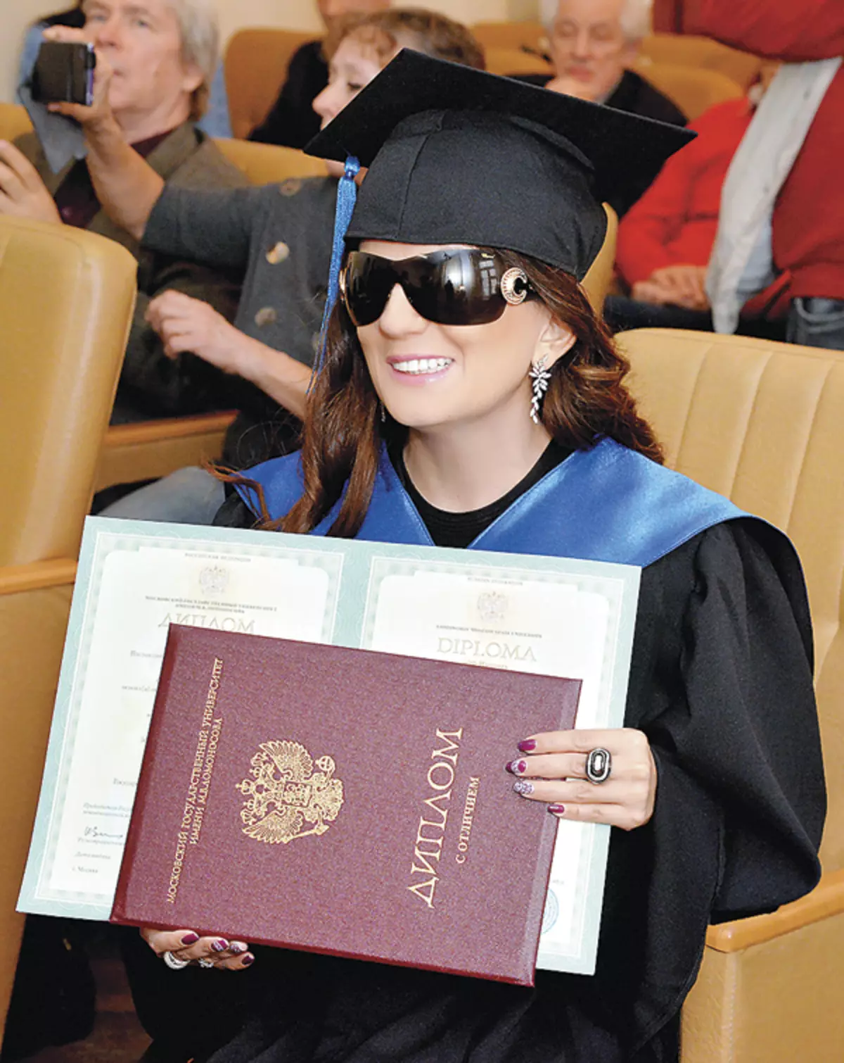 Диана боловсрол эзэмшихэд маш их анхаарал хандуулдаг. Тэрээр Москов муж улсын их сургуулийн дипломтой, бас нэг дуучин Москов муж улсын хүмүүнлэгийн хүмүүнлэгийн хүмүүнлэгийн хувьд нэр хүндтэй профессор болжээ