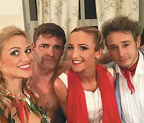 Marina Domozhatry, Igor Lifanov, Olga Buzova sy Dmitry Isaev dia mitsidika miaraka amin'ny "diamondra mainty" ao amin'ny faritra Leningrad.