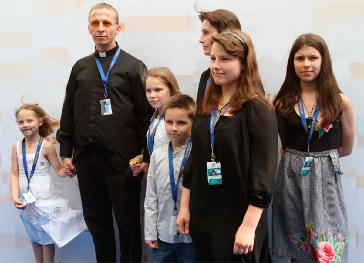 Okhlobystin su vaikais 2010 m. Vyresni Ivano vaikai yra pasirengę pradėti suaugusiųjų gyvenimą. 18 metų Vasilijos sūnus ketina tarnauti kariuomenėje. Anfisa dukterys (22) ir Evdokia (21) Pašalinti atskirą apgyvendinimą