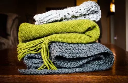 Teplo vlněné deky závisí na tloušťce a hustotě tkáně